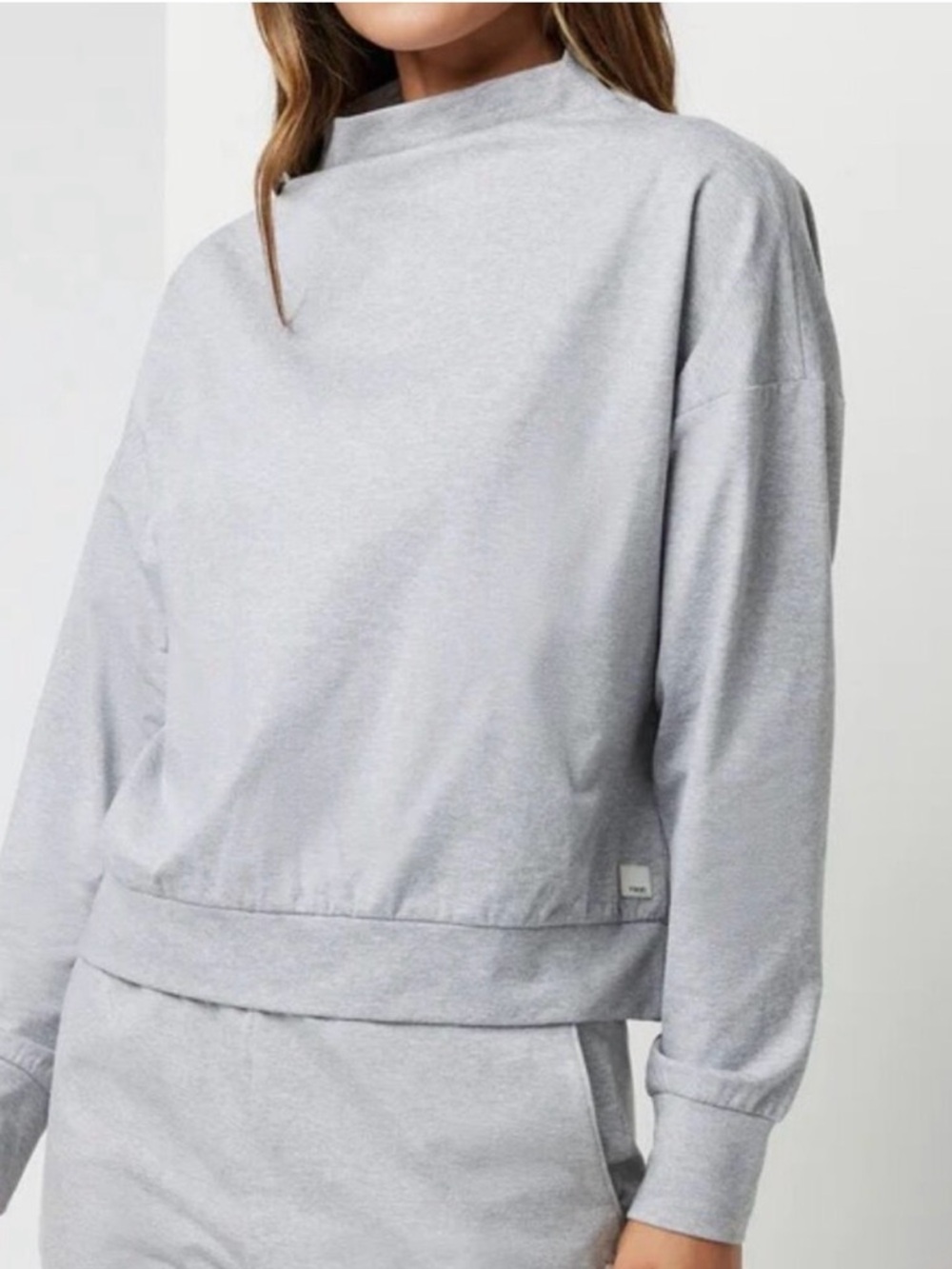 Vuori Women’s Large Gray Pullover Sweatshirt Mock Neck Athleisure Soft Stretch
